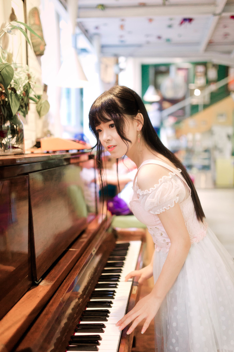 钢琴前的少女