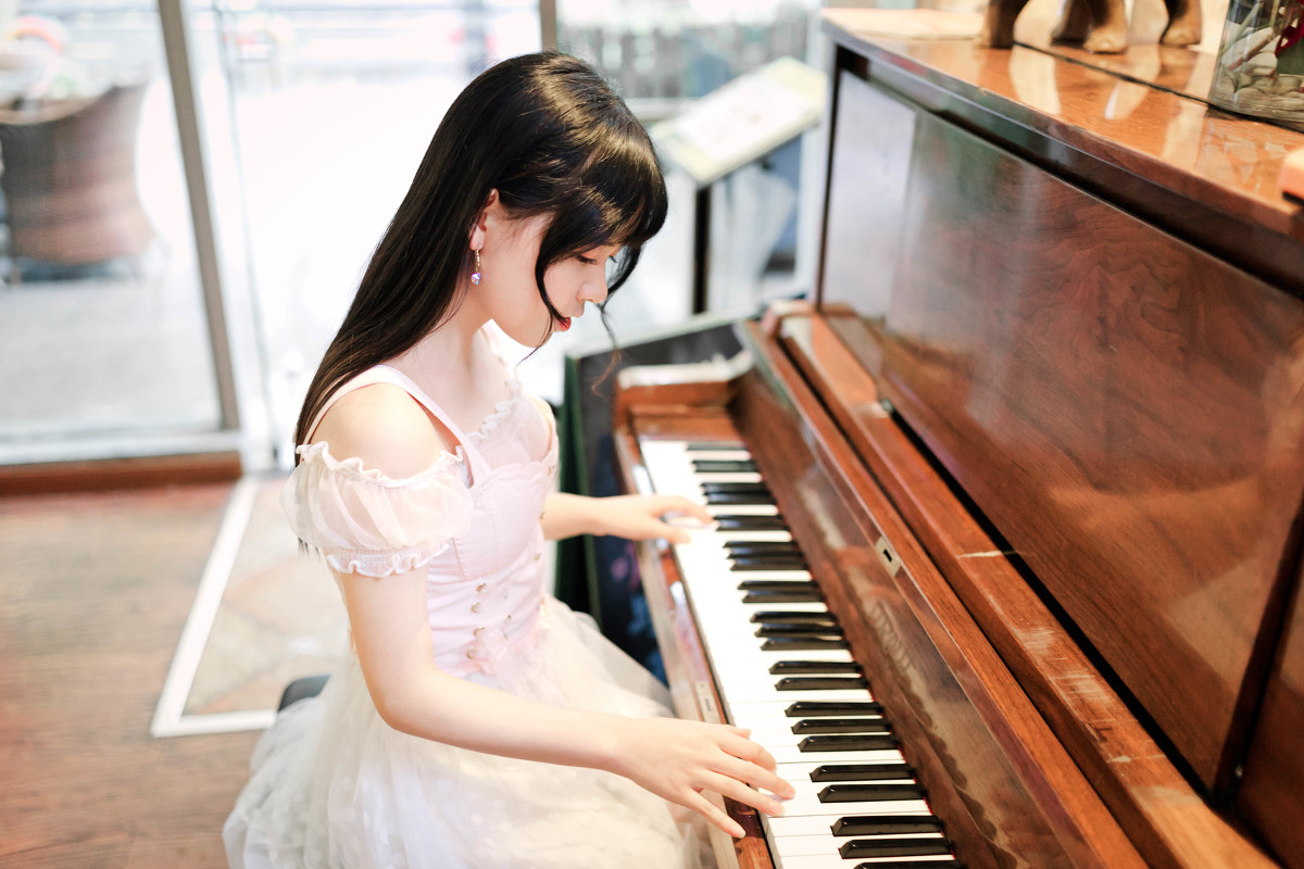 钢琴前的少女